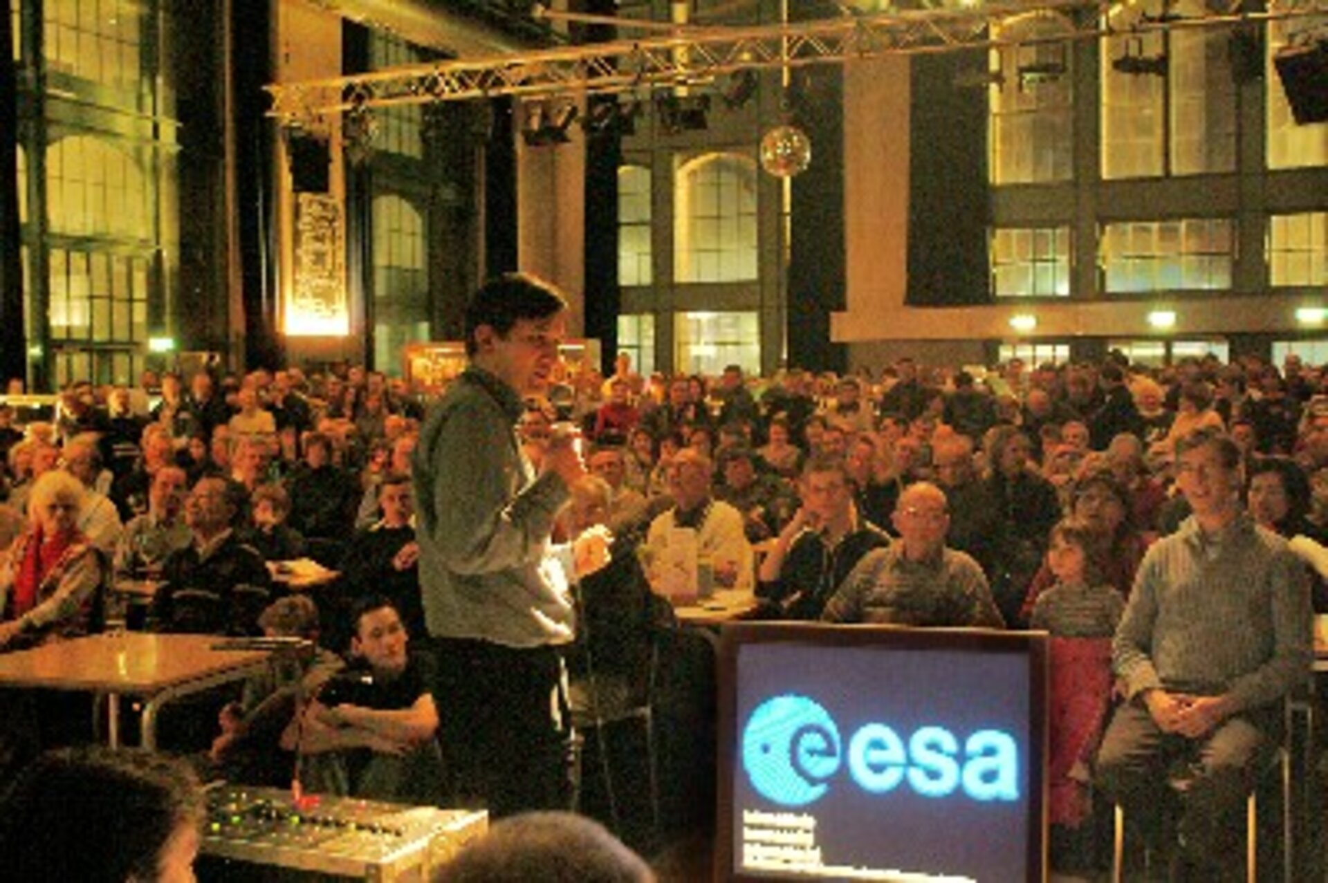 ESA-Mitarbeiter Michael Khan erklärt die Huygens-Mission in der Centralstation, Januar 2005