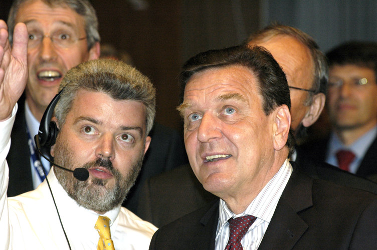 ESA Flight Director Mike McKay briefs Chancellor Schröder in the Main Control Room