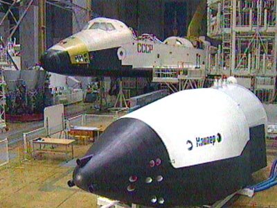 Kliper-model op ware grootte bij RKK Energija met de oude Russische shuttle Boeran op de achtergrond