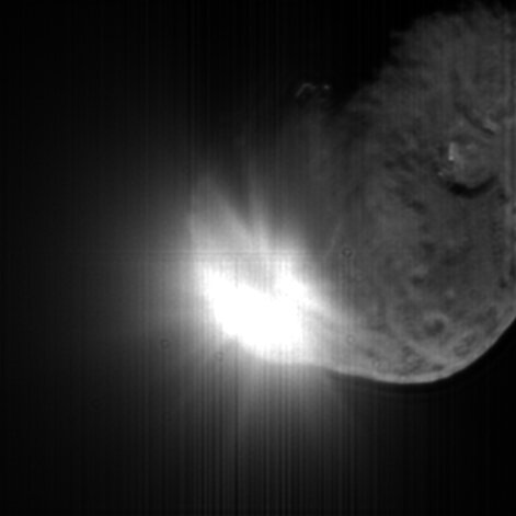 Dertien seconden na de inslag: materiaal van de komeet Tempel 1 wordt de ruimte ingeslingerd, opname van Deep Impact