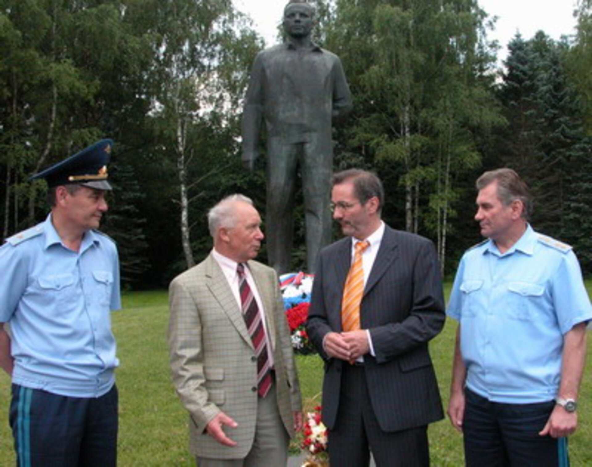 Mr Korzun, Mr Jaehn, Mr Platzek, General Tsibliev near Gagarin monument