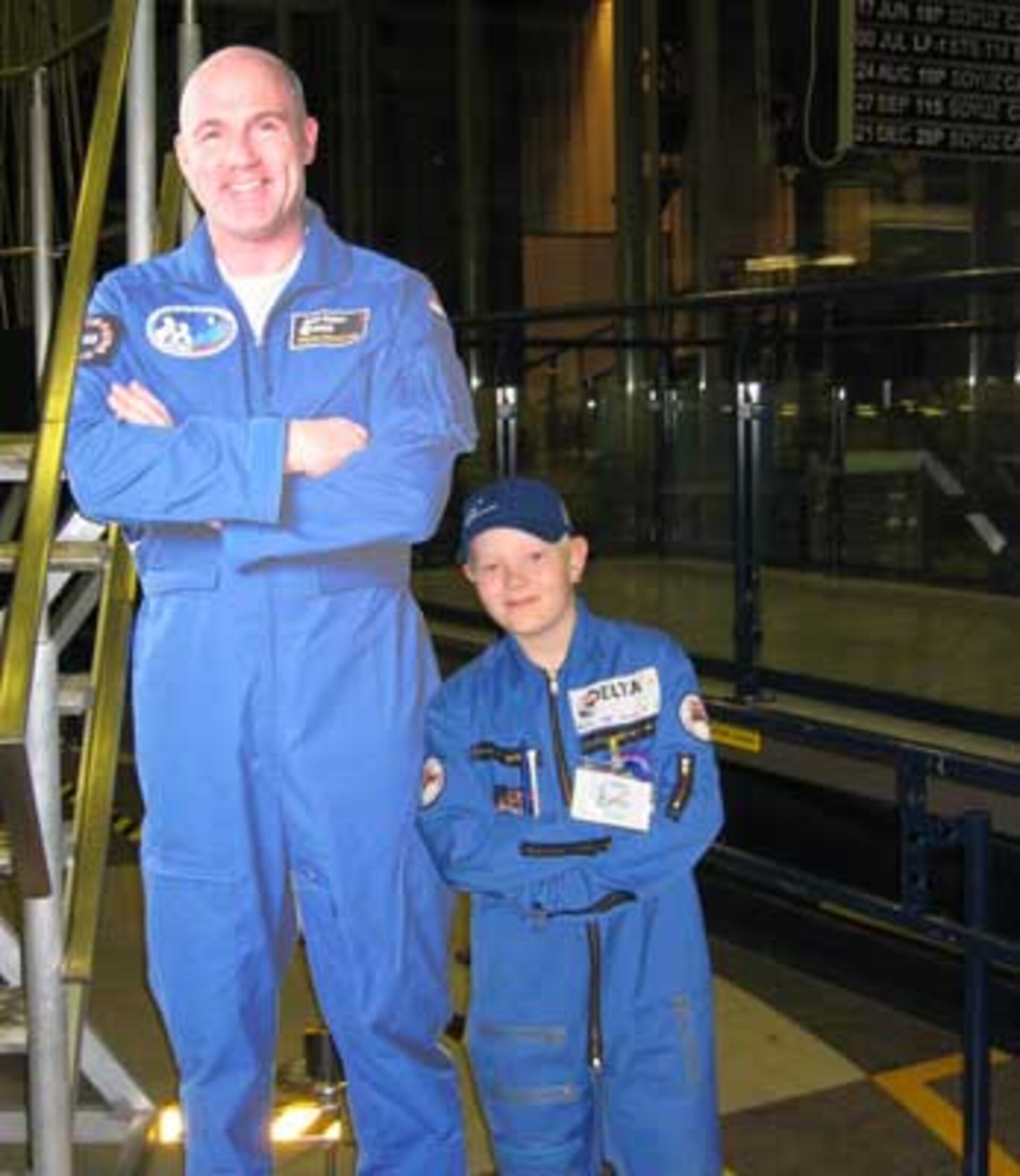 Pahvikuva esittää isoa astronauttia, André Kuipersia, ja pieni suomalaismies Jarkko Muhli poseeraa vieressä.