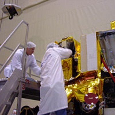 Montering van het experiment SPICAV, waaraan België meedoet, op de ESA-sonde Venus Express
