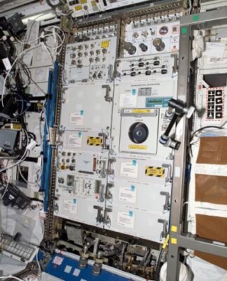 PFS-laite on parhaillaan asennettavana Destiny-laboratorionoduliin avaruusasemalla