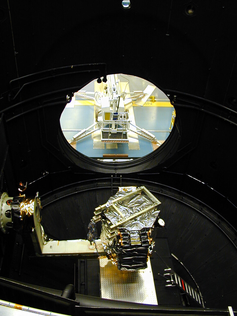 SMOS-satelliitin hyötykuormaosa suuressa avaruussimulaattorissa