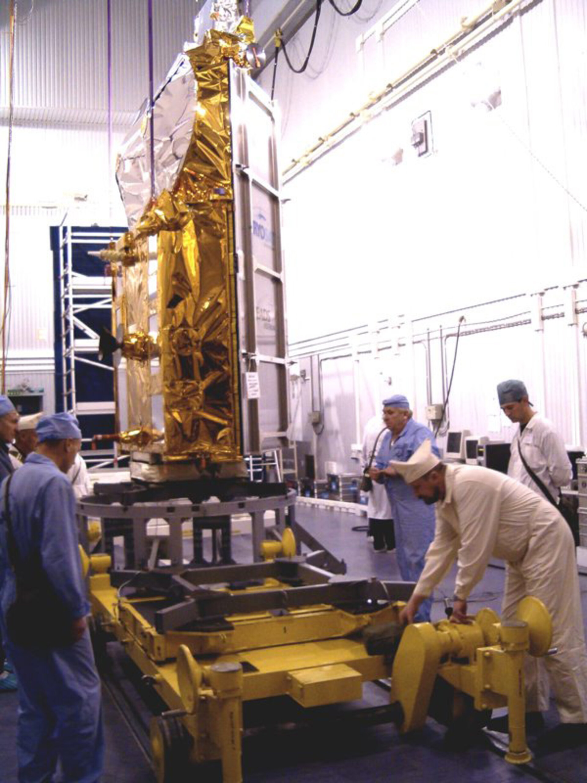 CryoSat is rolled to clean room B