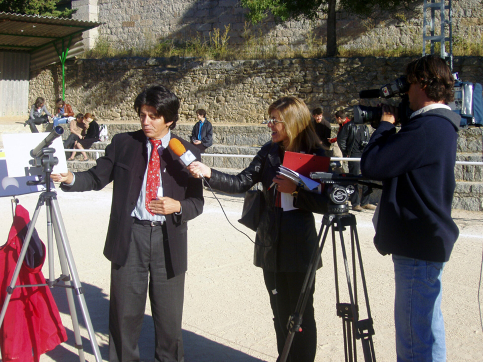 Bernard Foing explicando el avance del eclipse a los medios de comunicación