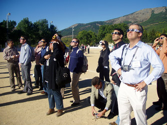 Los invitados de la Conferencia del ADASS siguiendo el eclipse en directo desde El Escorial