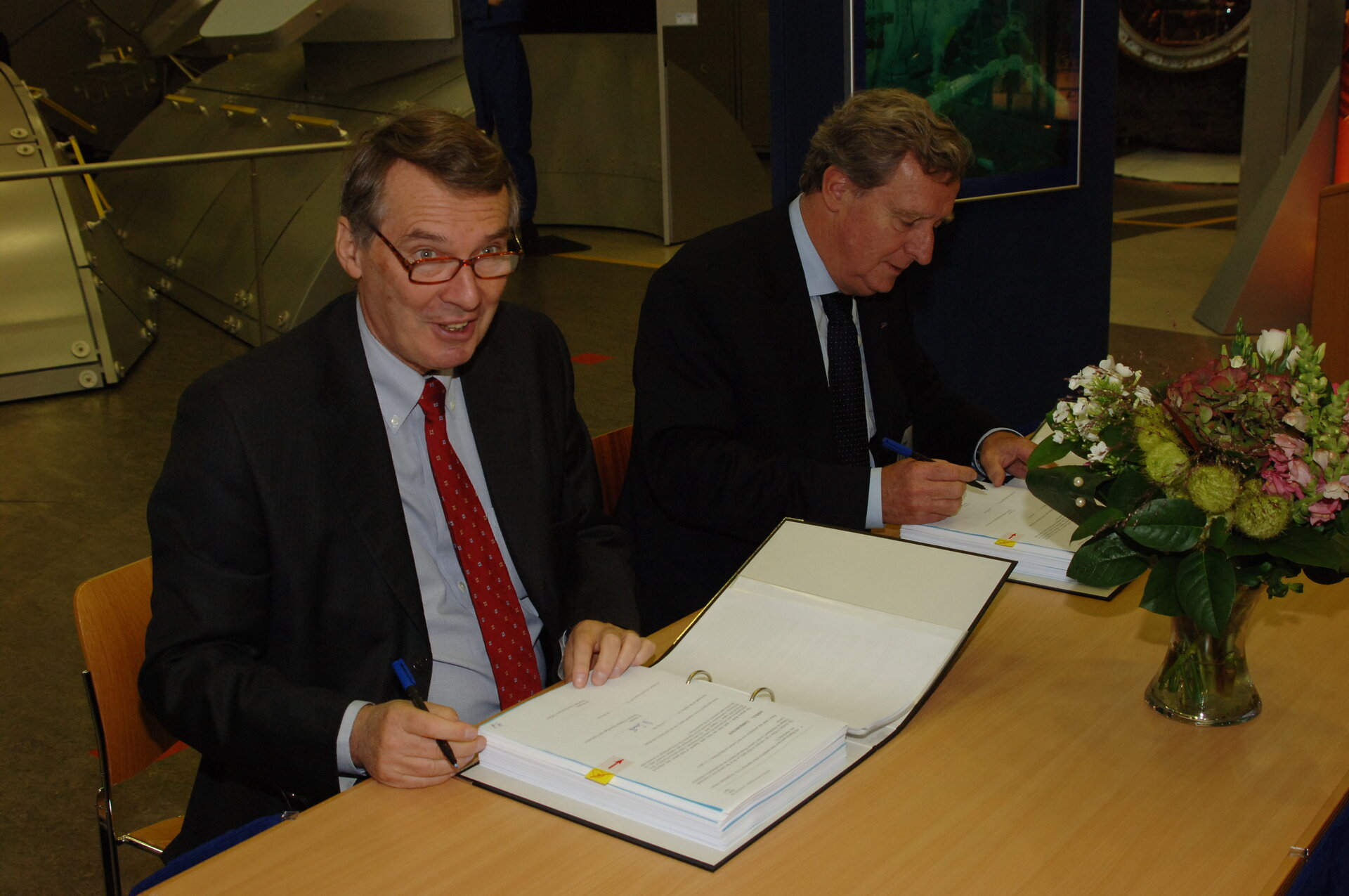 De ondertekening van het contract door ESA's Daniel Sacotte en Ben Spee van Dutch Space