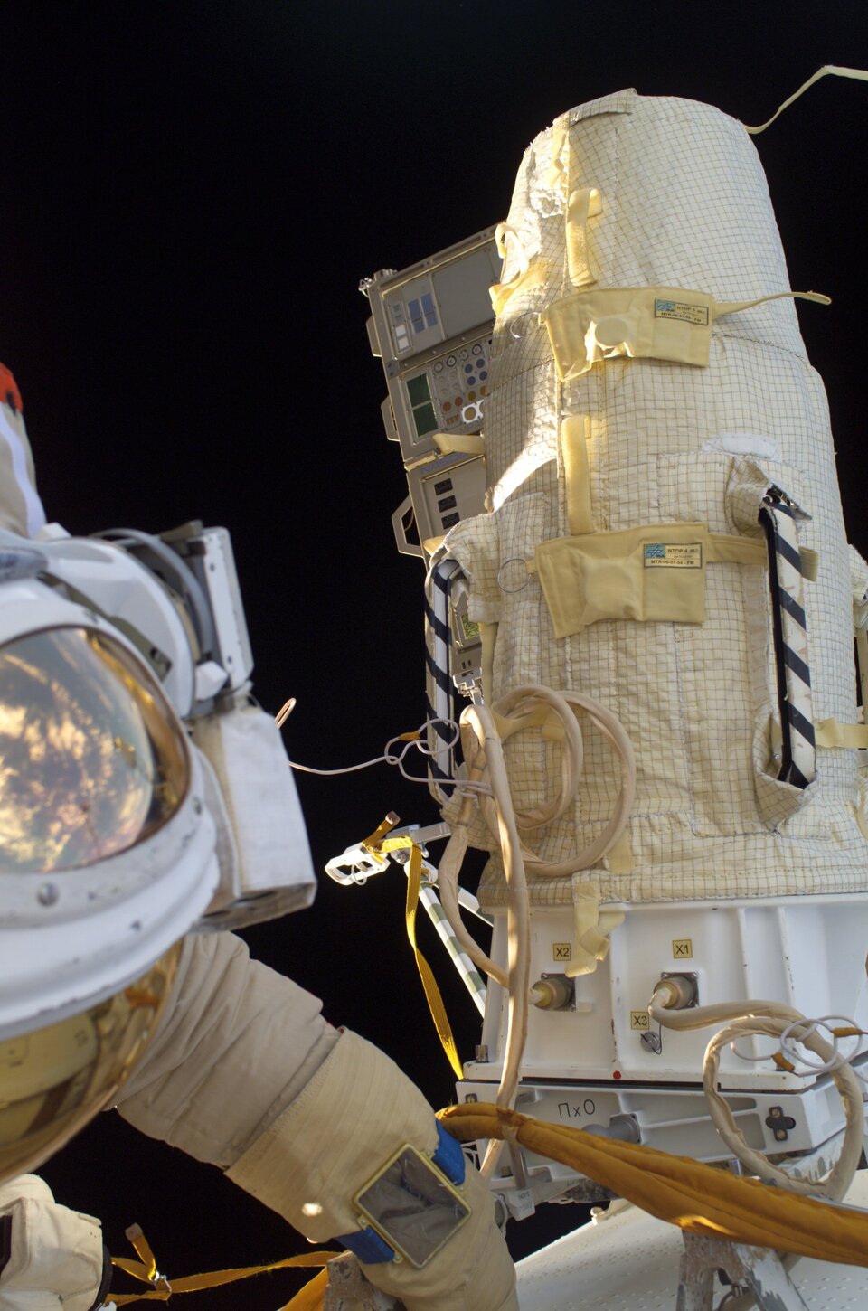 Removing the Matroshka experiment from the Zvezda module