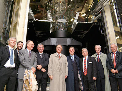 High level managers in front of the second Vinci engine M-2