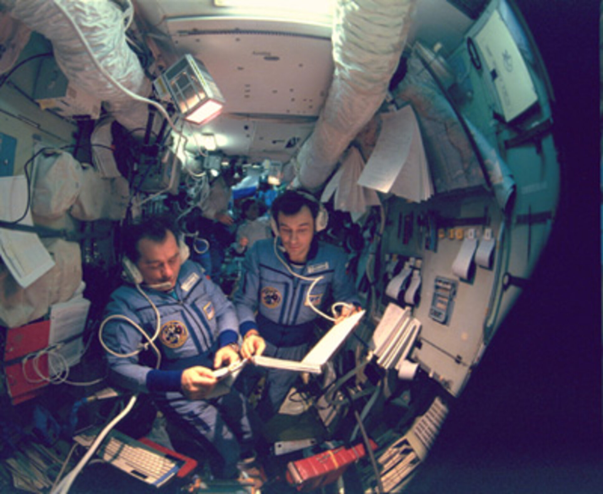 Kosmonauten Strekalow und Deschurow im Belastungsanzug „Pinguin“ auf der MIR-Station