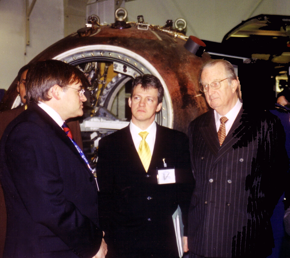 Le Roi des Belges Albert II (à droite) lors de sa visite à l'ESTEC au début de 2004