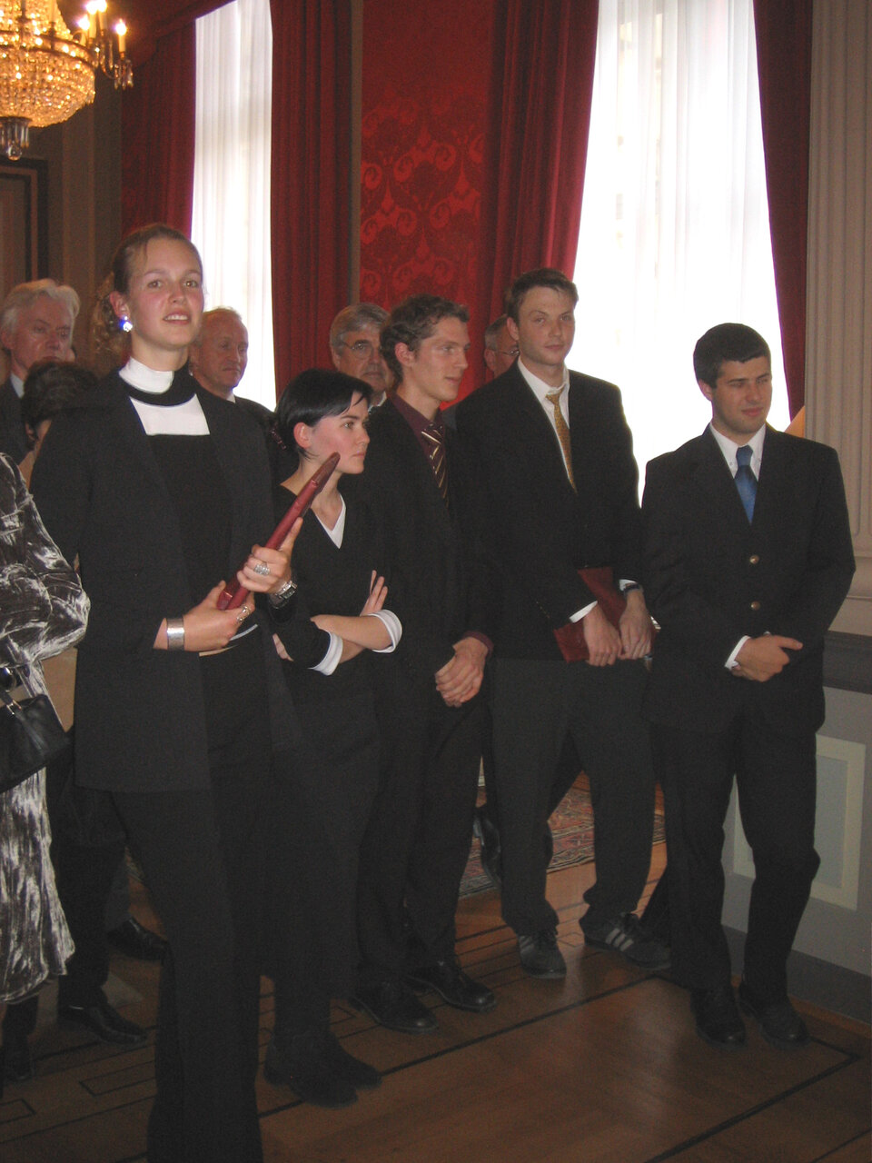 De vijf laureaten van de Odissea-prijs met de winnaar in het midden