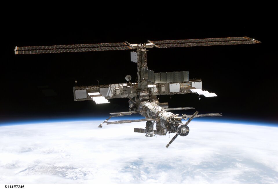 Het International Space Station ISS, in juli 2005 gefotografeerd vanuit de spaceshuttle Discovery