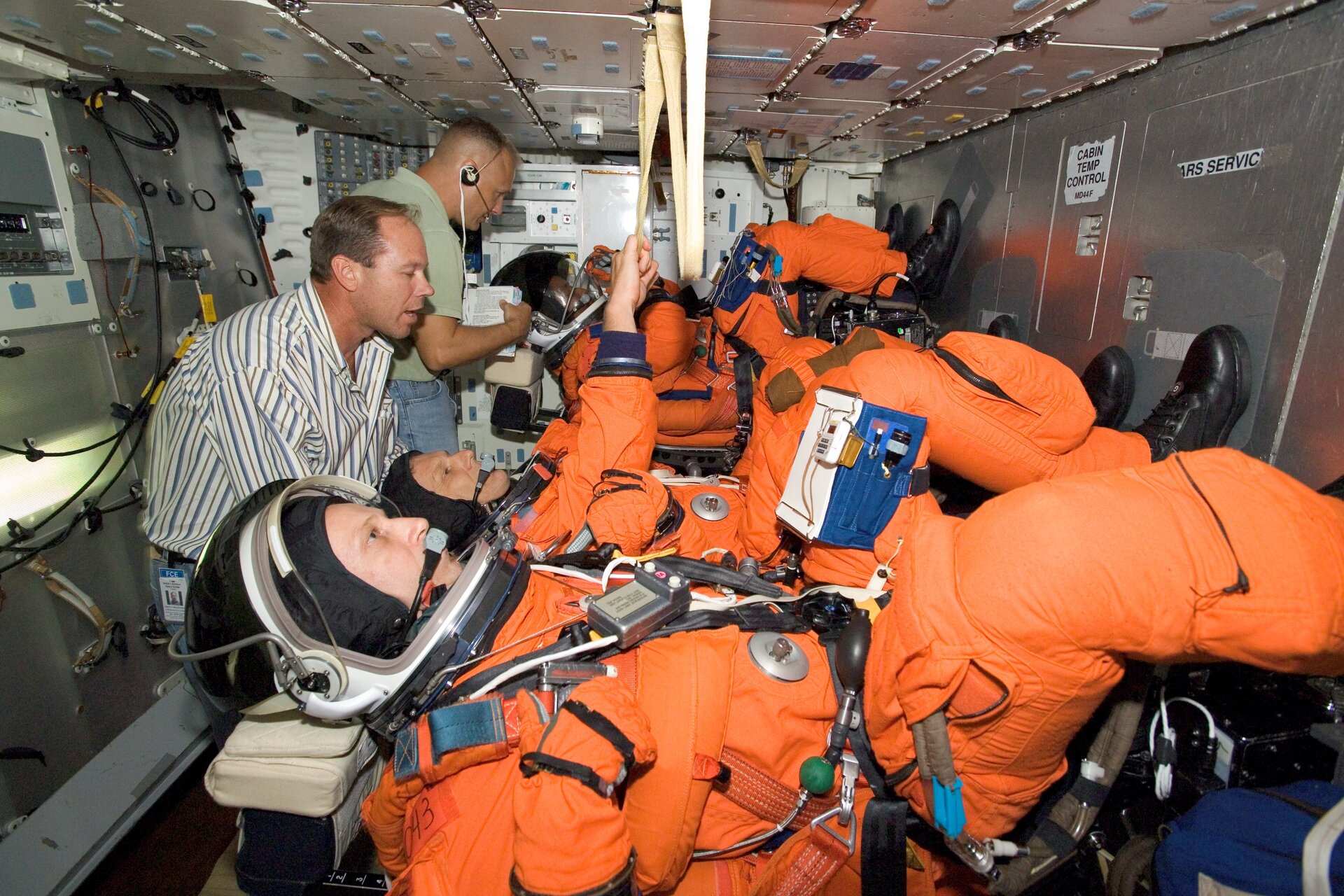 Crew members training for Astrolab mission