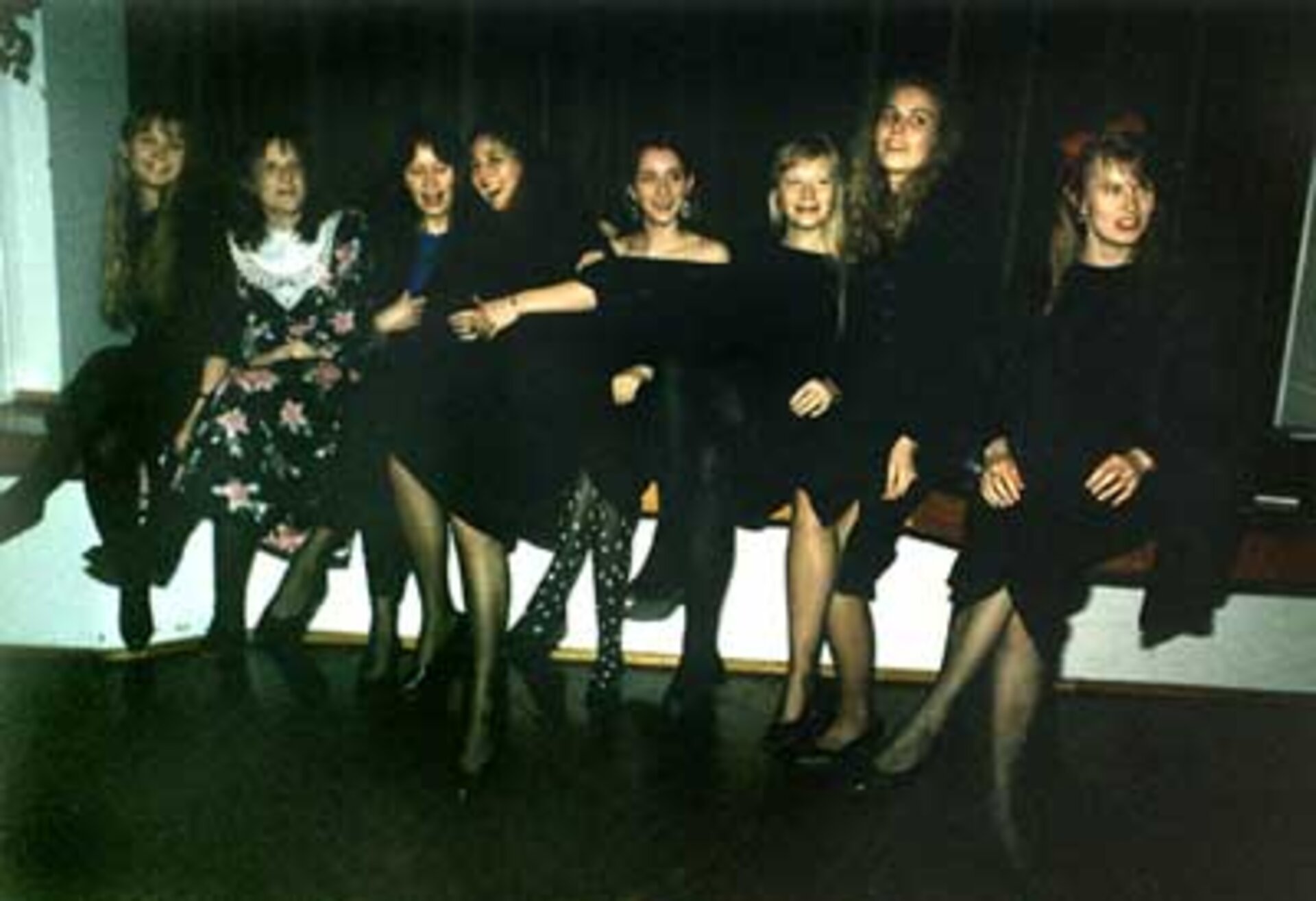 Nuoria naisfyysikoita karonkassa vuonna 1992.
