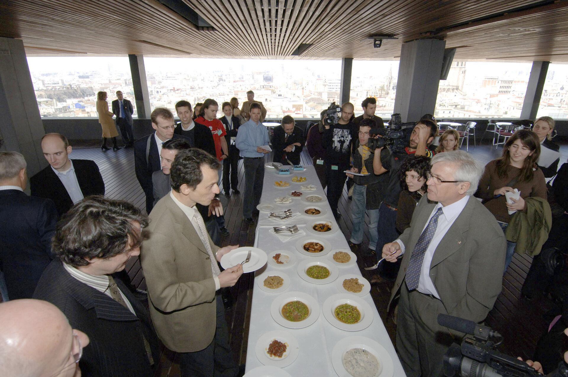 Pedro Duque degustando con el Alcalde de Barcelona los menús propuestos para los astronautas