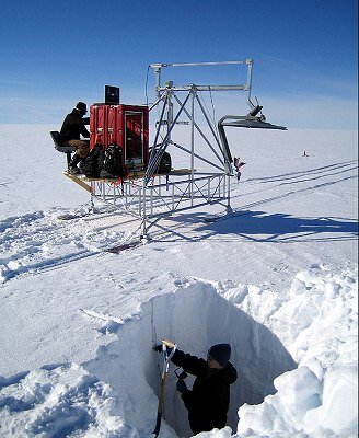 In ‘snowpits’ wordt data verzameld over de opbouw en dikte van de sneeuw die de ijskap bedekt