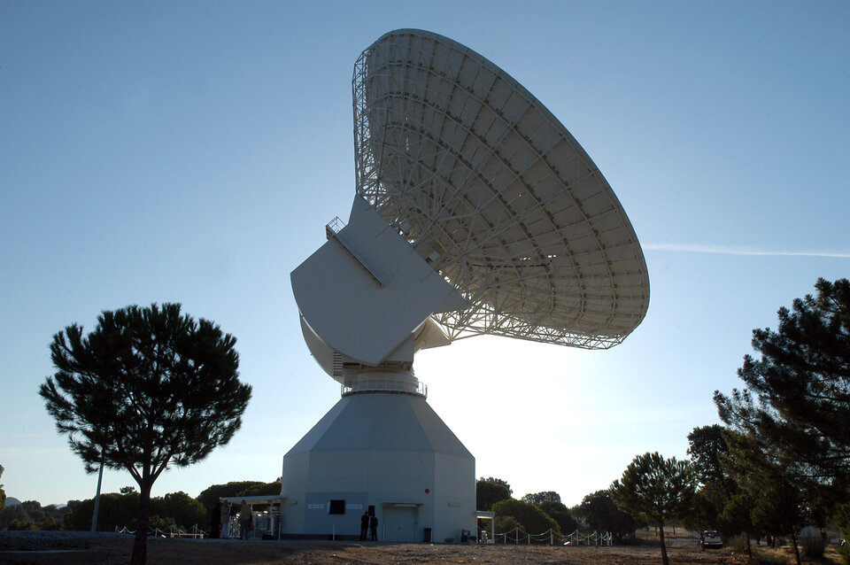 Die 35 Meter-Antenne der ESA bei Cebreros (Spanien)