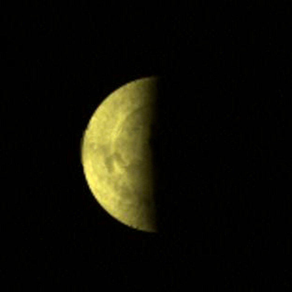 Imagen ultravioleta en falso color de los lados diurno y nocturno del polo sur de Venus