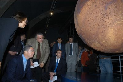 Observando la maqueta de Marte