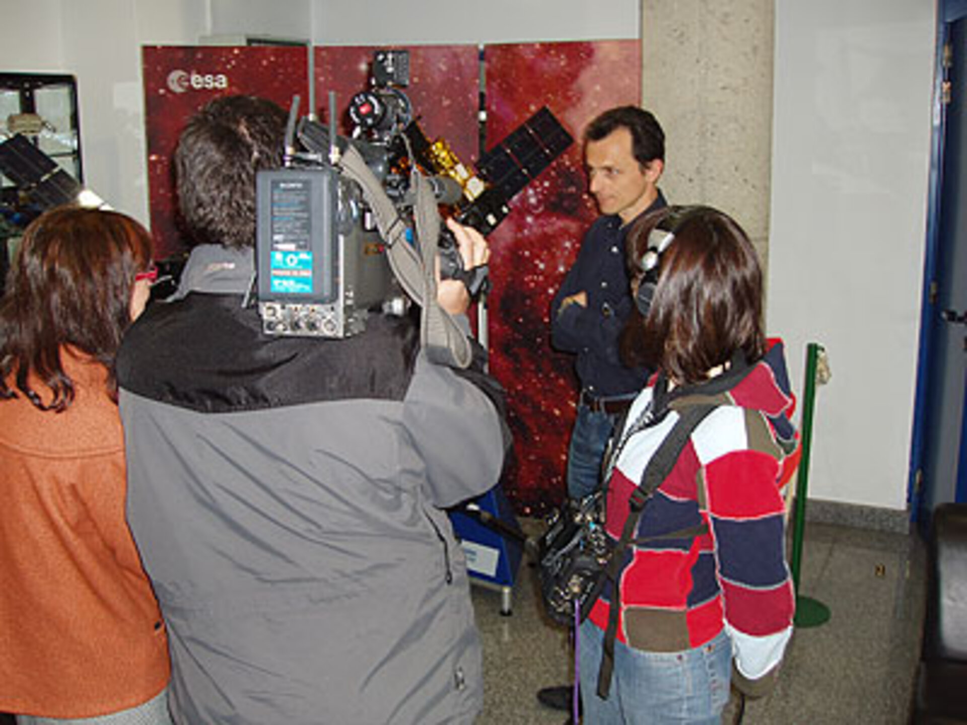 Pedro Duque atendiendo a los medios de comunicación