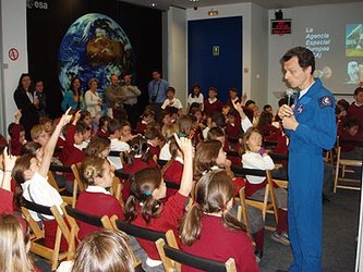 Pedro Duque contestando las preguntas de los niños