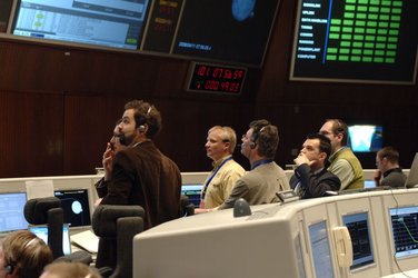 Venus Express controllers wait for confirmation of orbit entry
