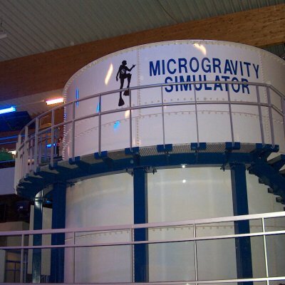 In deze zes meter diepe watertank kan men in het Euro Space Center min of meer gewichtlloosheid simuleren