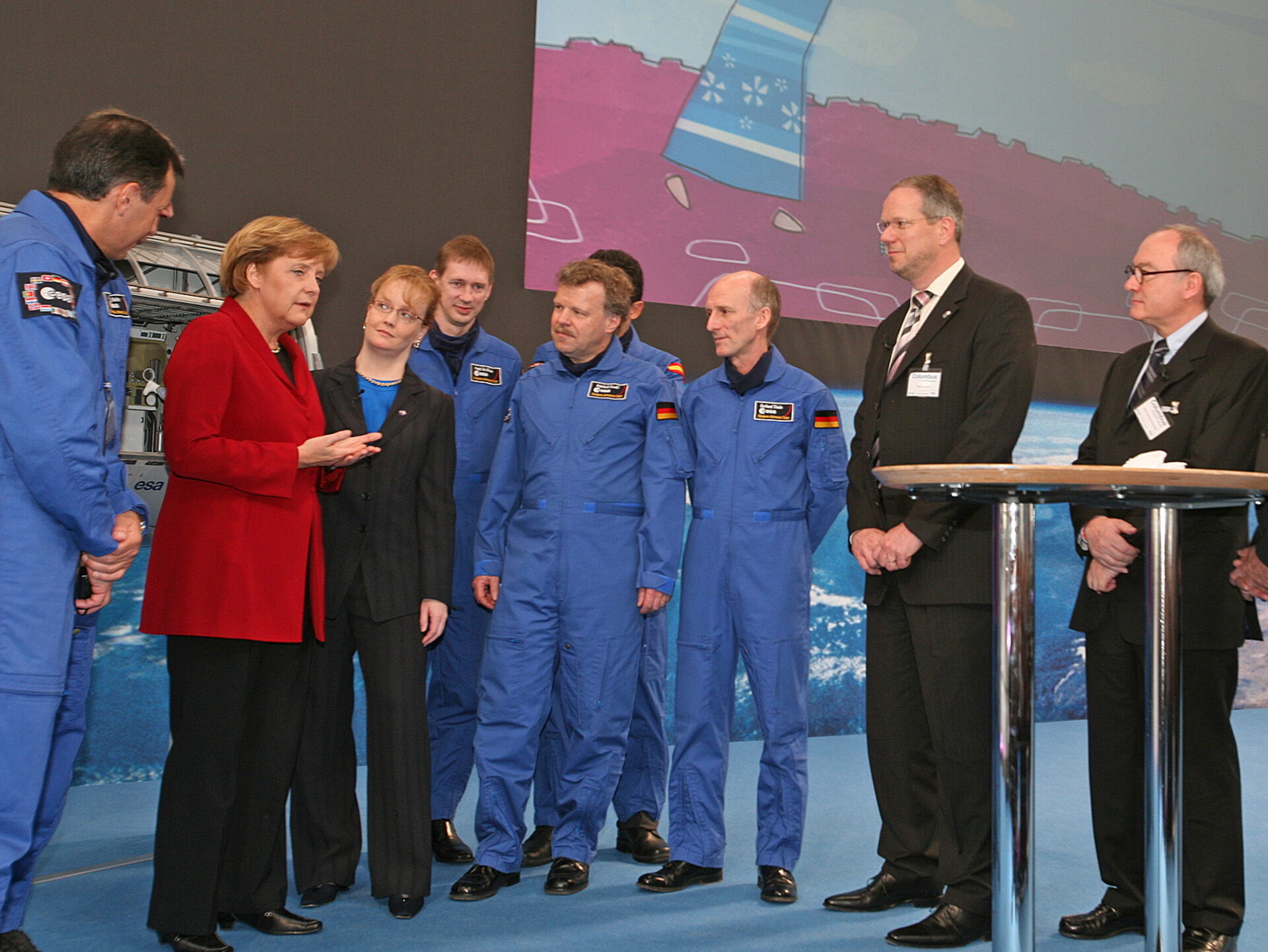 Angela Merkel fik lejlighed til at hilse på nogle af de ESA-astronauter, som er trænet til at arbejde i Columbus-laboratoriet.