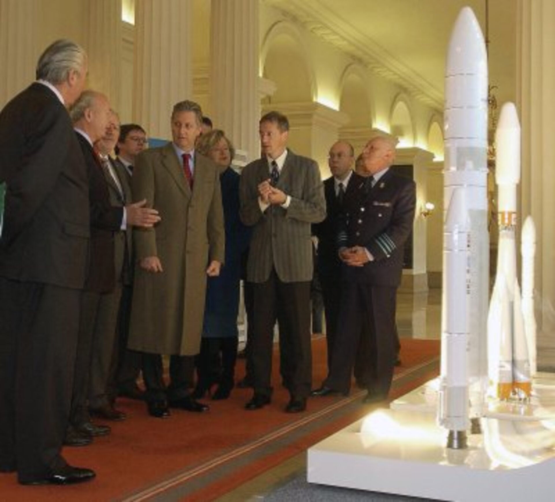 Le Prince Philippe (au centre, à gauche) et l’astronaute Frank De Winne