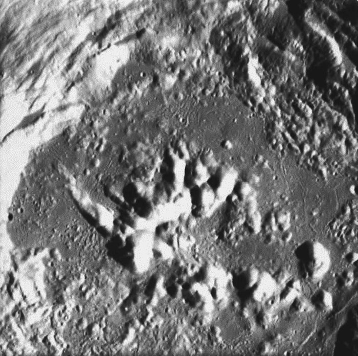 Zucchiu  kraterets centrale bjerg