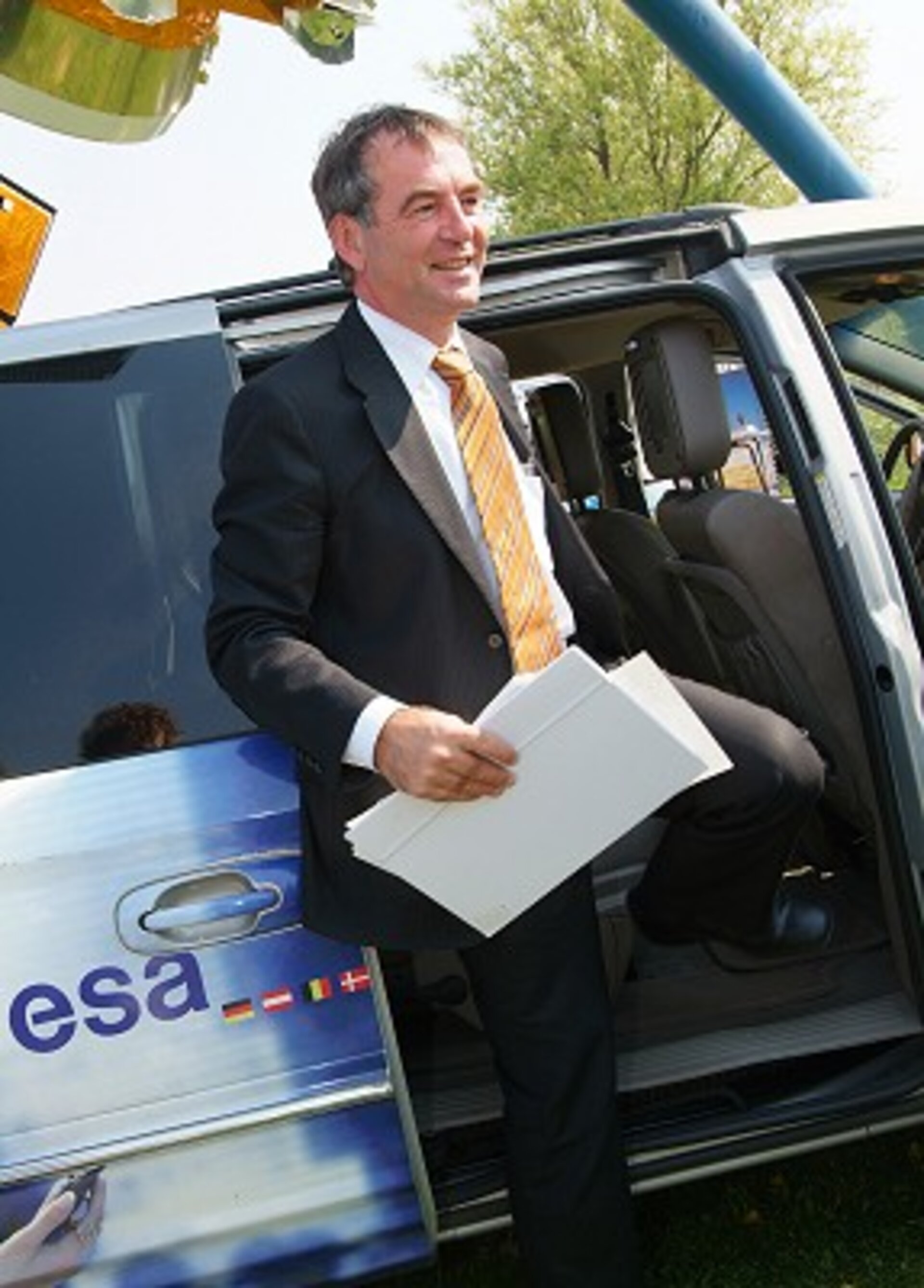 Van Geel stapt uit ESA's multimedia demonstratieauto