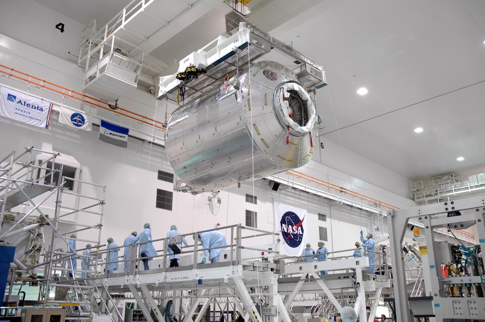 De Europese laboratoriummodule Columbus voor het ISS wordt op het Kennedy Space Center in Florida in afwachting van een lancering met de spaceshutte