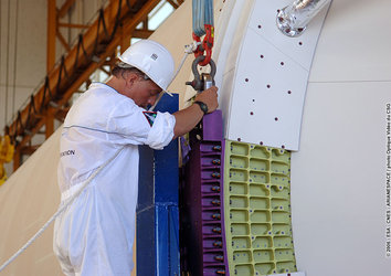 Removal of transport container from the main cryogenic stage