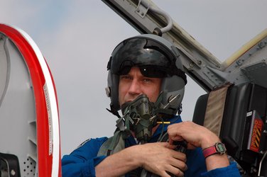 Thomas Reiter arrives at KSC aboard a T-38 jet aircraft