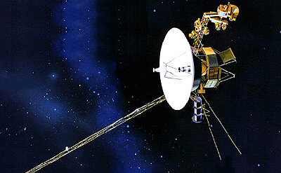 Voyager-sonderna förde med sig plattor med symbolisk information. Bland annat de senare semiotiska forskningen har visat att det sannolikt inte är ett bra sätt att överföra information på.