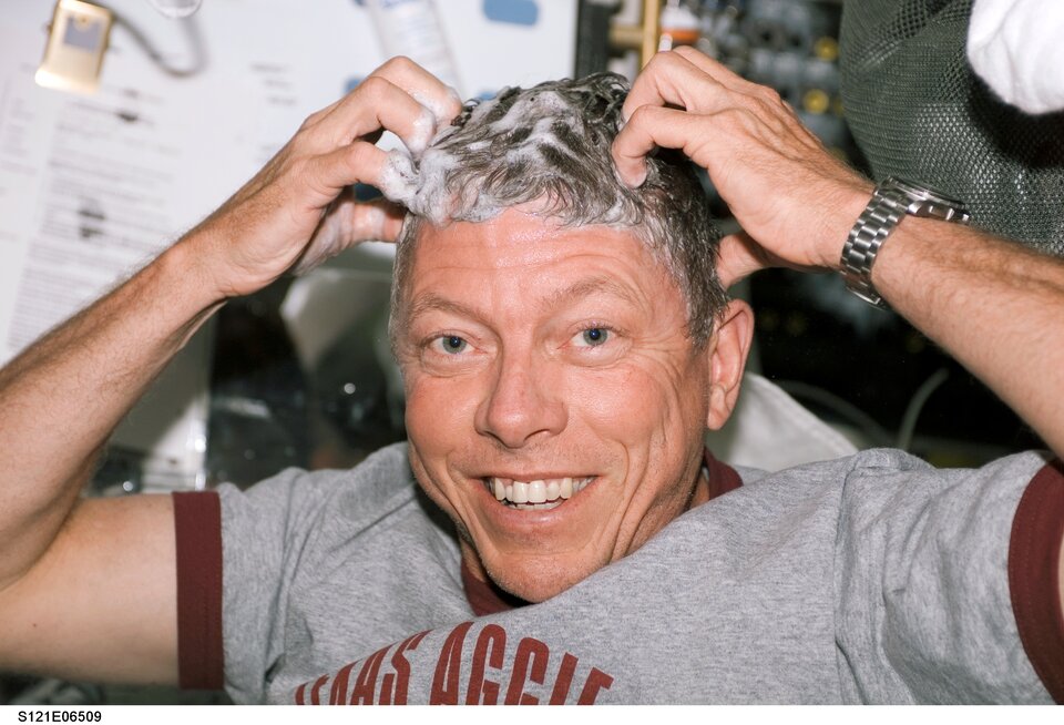 Mike Fossum fa lo shampo a bordo della ISS