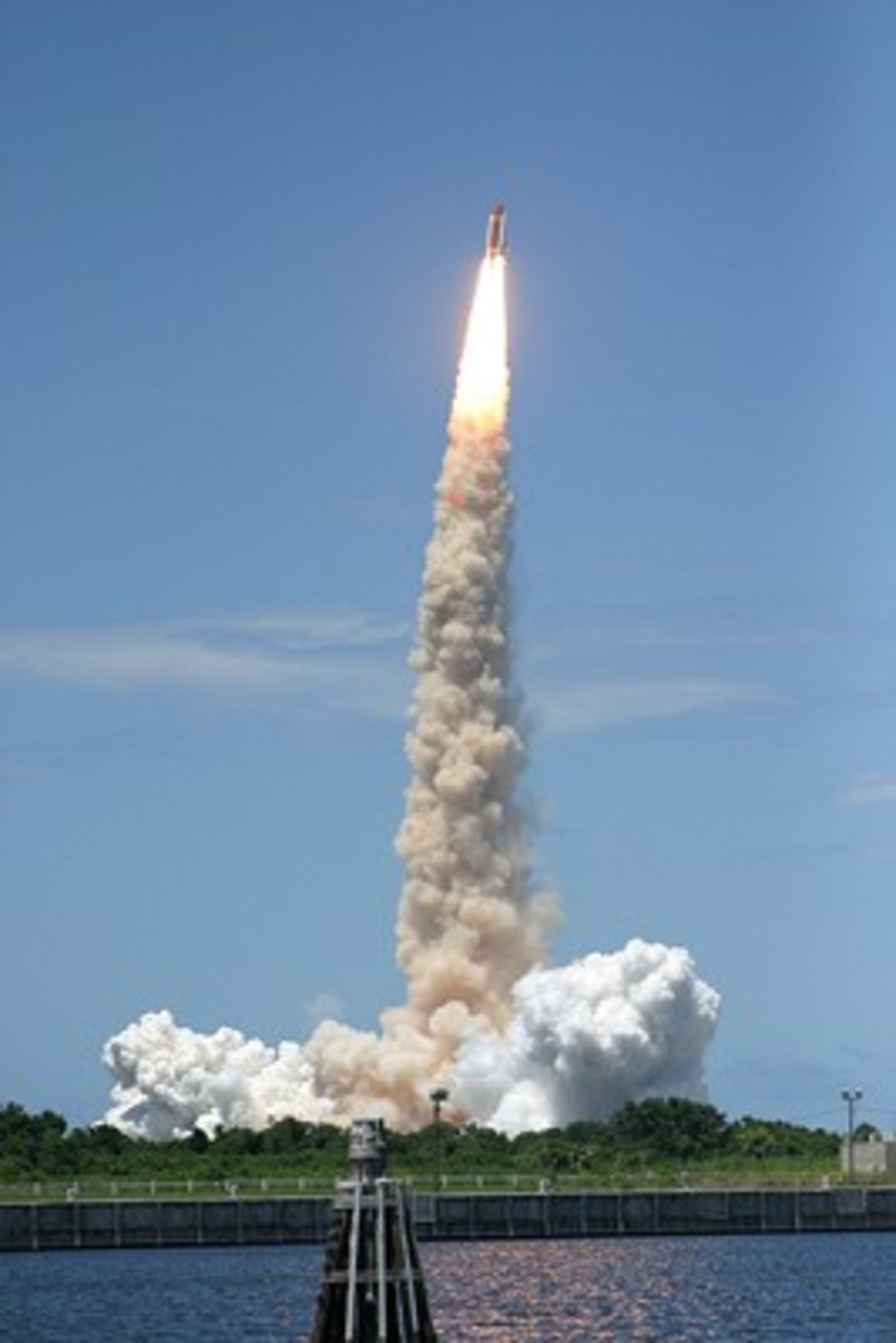 Launch of Space Shuttle Discovery on mission STS-121 at 20:38 CEST (18:38 UT).