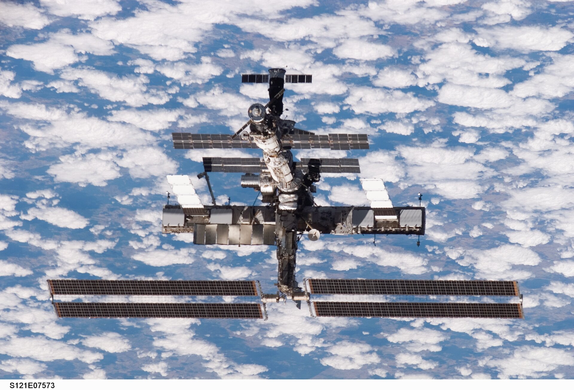 Het ISS, gezien vanuit de spaceshuttle Discovery op 15 juli 2006 terwijl ESA's Thomas Reiter voor een half jaar in het ruimtestation achterblijft