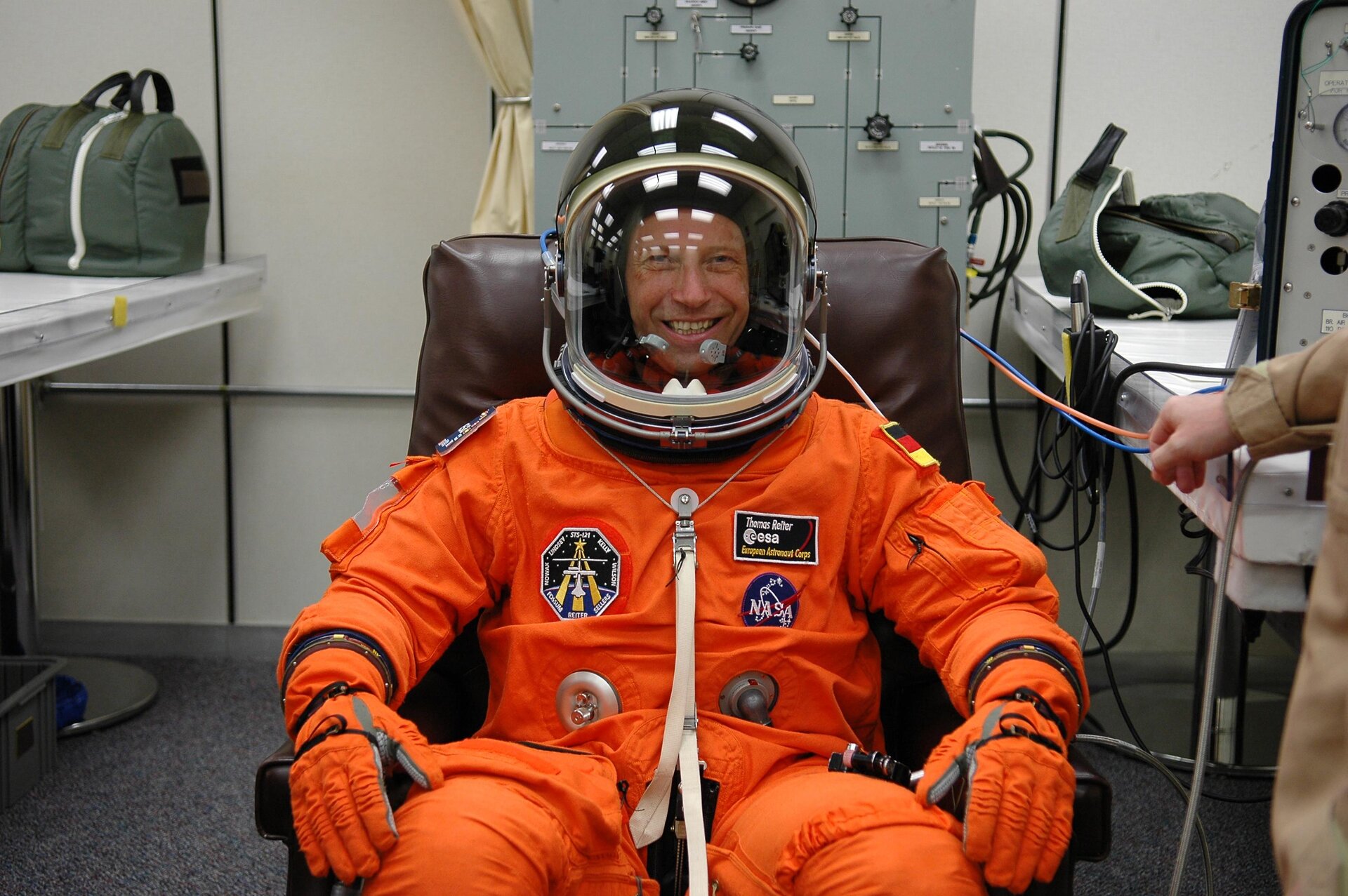 Thomas Reiter is suited up before heading to Launch Pad 39B