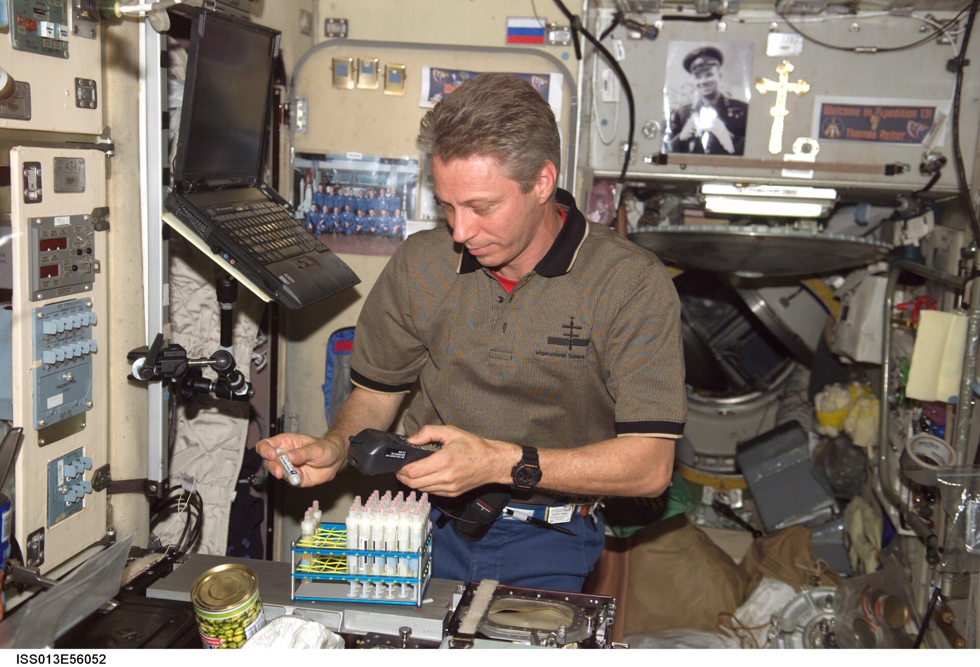 Thomas Reiter with experiment in the Zvezda module