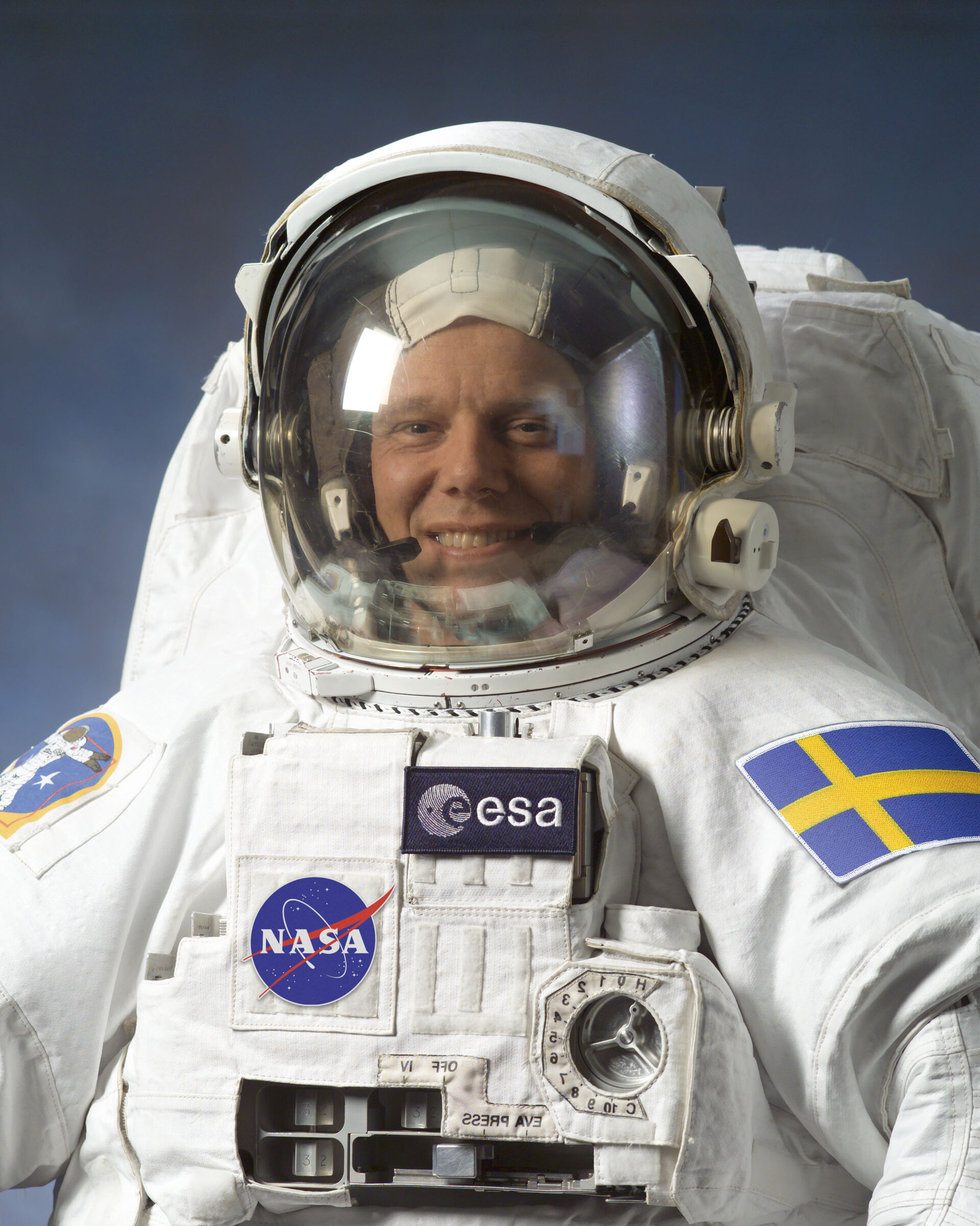 Om ungefär en månad lyfter Sveriges förste astronaut från Cape Canaveral, ivrigt påhejad av sina barn.