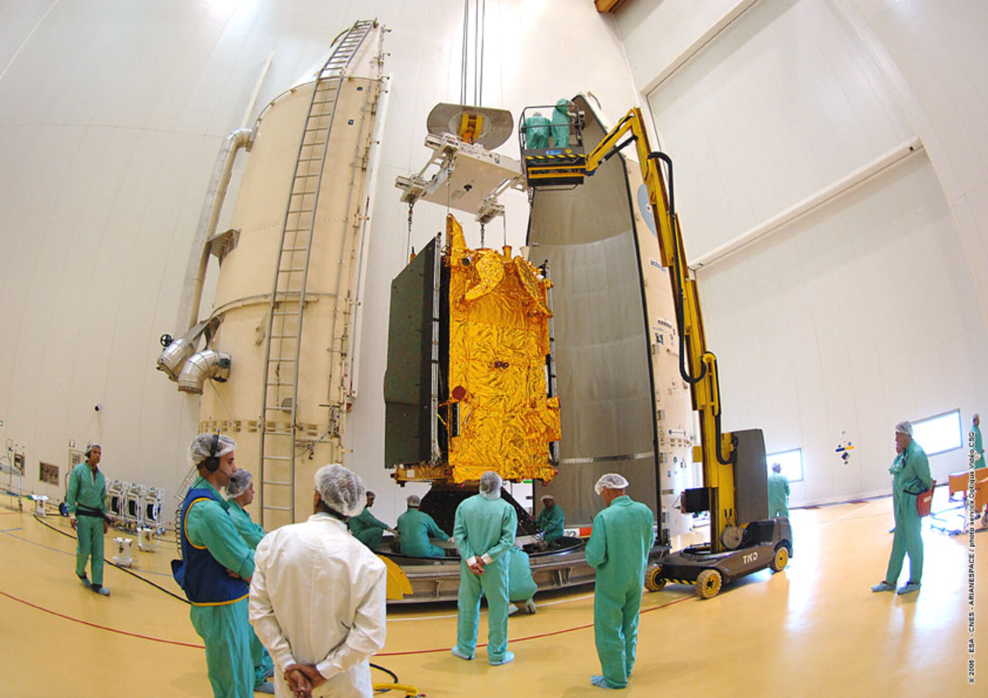 Lowering SYRACUSE 3B onto the launch vehicle