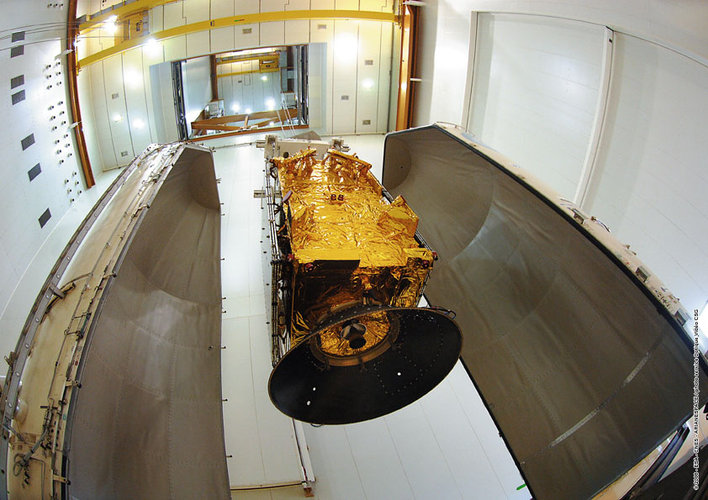 Lowering SYRACUSE 3B onto the launch vehicle