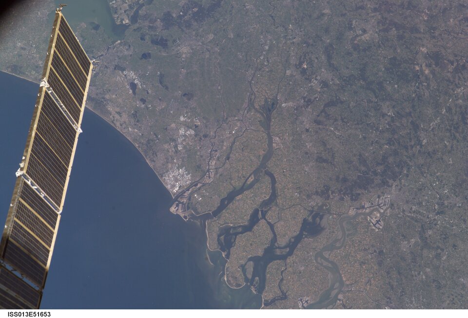 Een zonnig Nederland gezien vanuit het Space Station, juli 2006