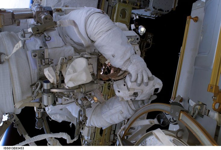 Thomas Reiter handles the infrared camera used to photograph a set of reinforced carbon carbon (RCC) samples