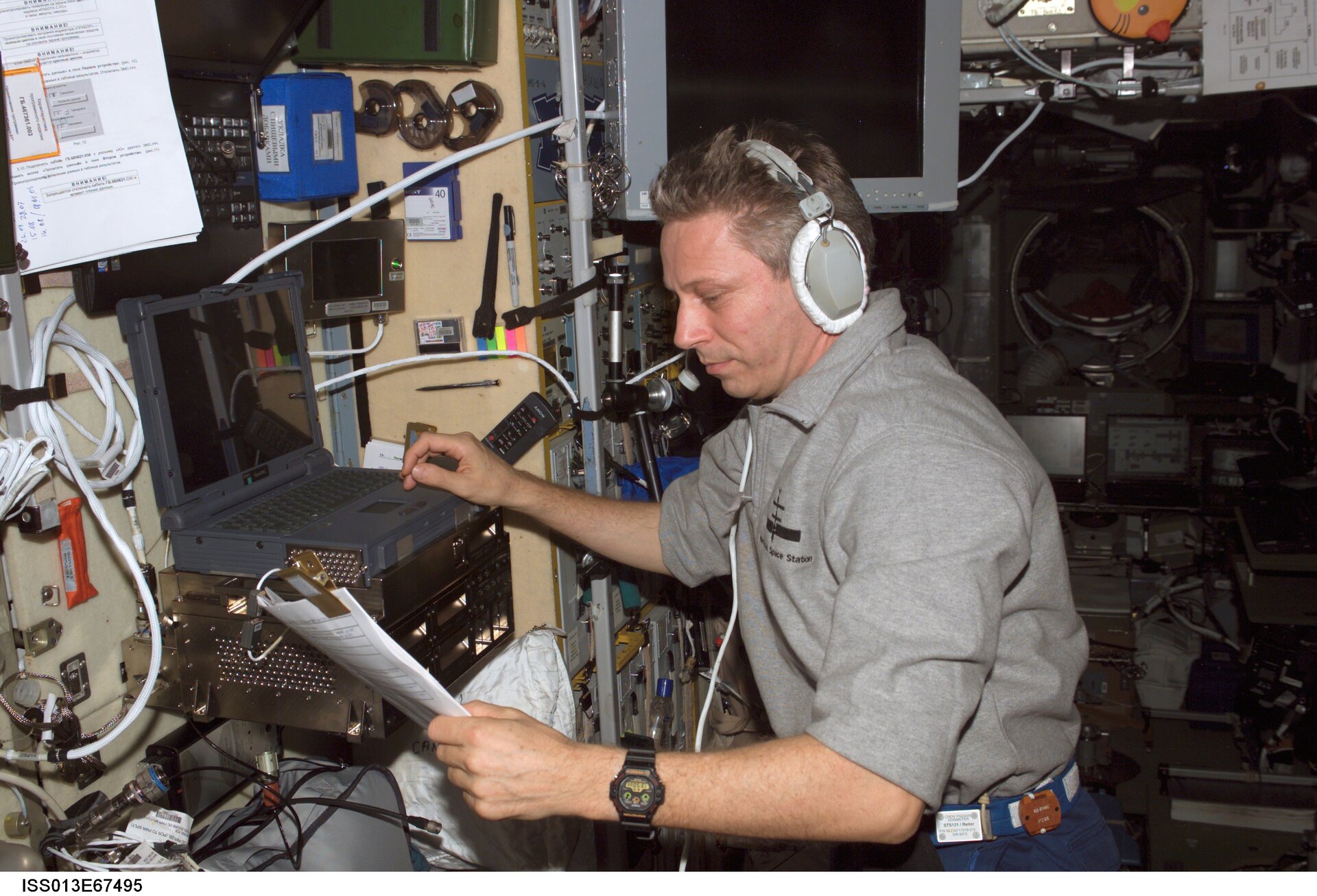 Thomas Reiter uses computer in Zvezda Service Module