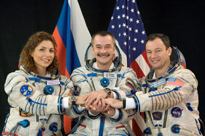 Il cosmonauta russo Mikhail Tyurin, l'astronauta della NASA Michael Lopez-Alegria e la prima donna turista spaziale, nata in Iran, Anousheh Ansari